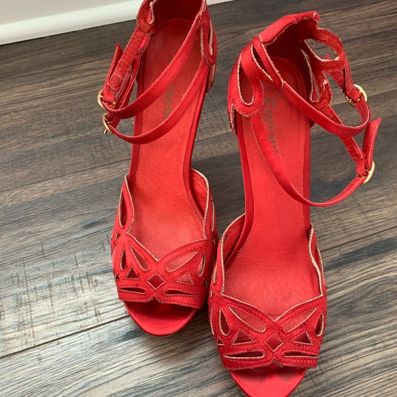 Red Heels - Picture 3 of 4